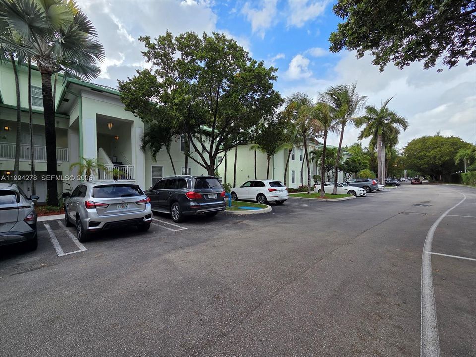 For Sale: $265,000 (1 beds, 2 baths, 1070 Square Feet)
