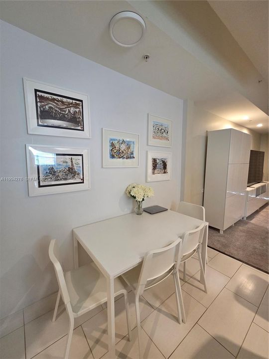 For Sale: $265,000 (1 beds, 2 baths, 1070 Square Feet)