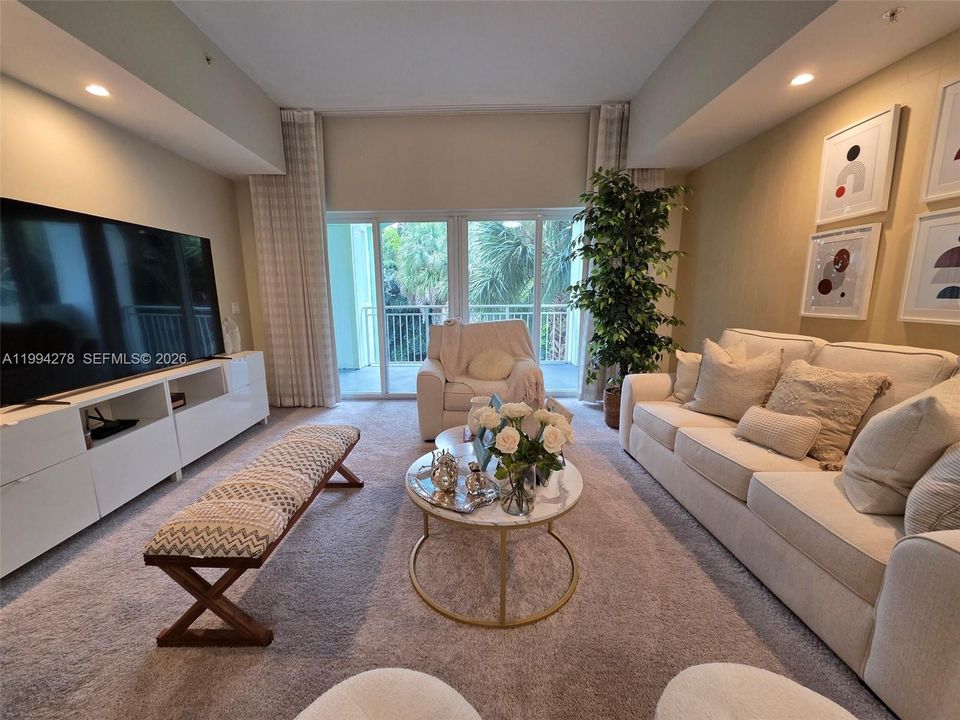 For Sale: $265,000 (1 beds, 2 baths, 1070 Square Feet)