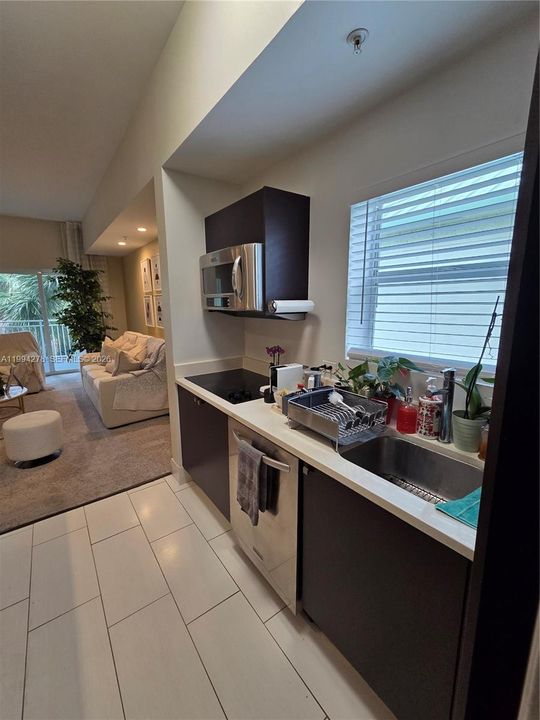 For Sale: $265,000 (1 beds, 2 baths, 1070 Square Feet)