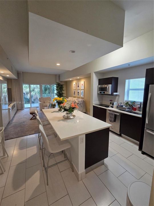 For Sale: $265,000 (1 beds, 2 baths, 1070 Square Feet)