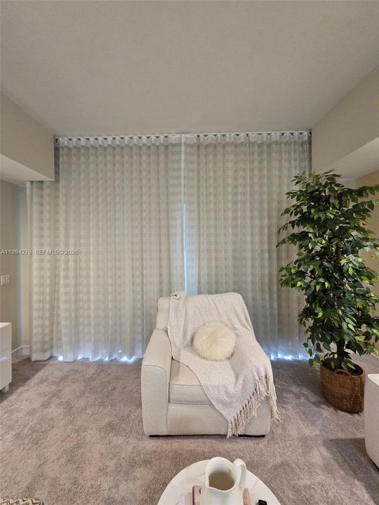 For Sale: $265,000 (1 beds, 2 baths, 1070 Square Feet)