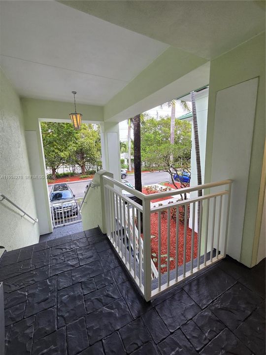 For Sale: $265,000 (1 beds, 2 baths, 1070 Square Feet)