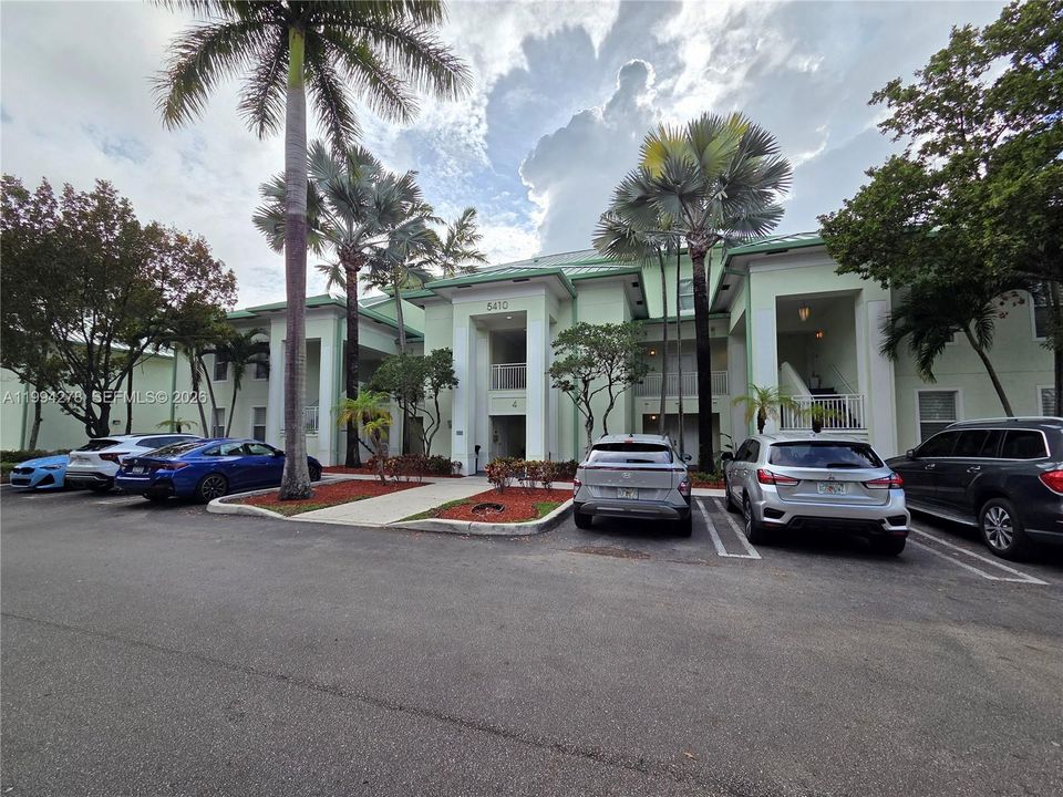 For Sale: $265,000 (1 beds, 2 baths, 1070 Square Feet)