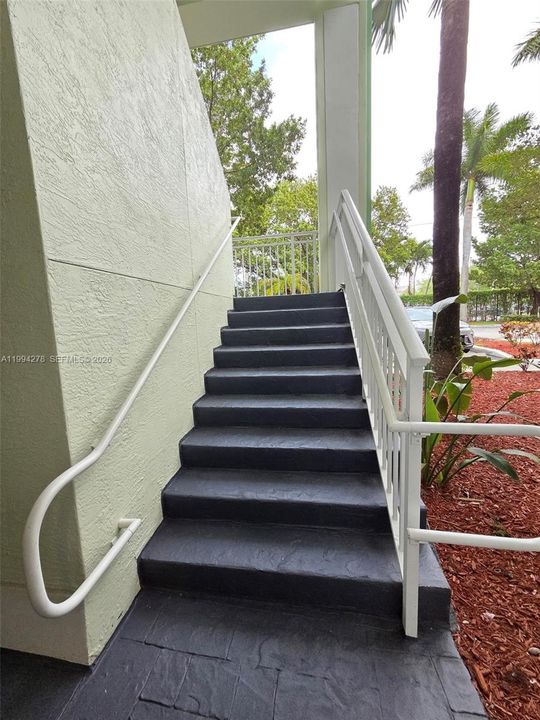 For Sale: $265,000 (1 beds, 2 baths, 1070 Square Feet)