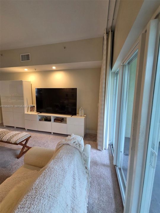 For Sale: $265,000 (1 beds, 2 baths, 1070 Square Feet)