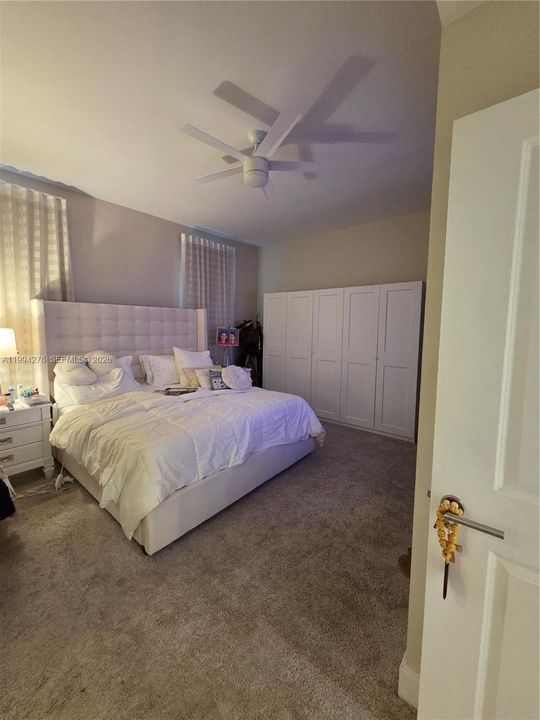 For Sale: $265,000 (1 beds, 2 baths, 1070 Square Feet)