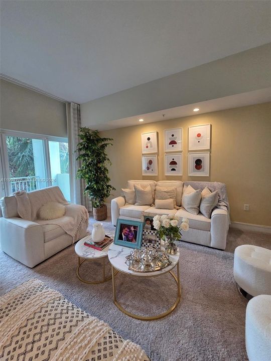 For Sale: $265,000 (1 beds, 2 baths, 1070 Square Feet)