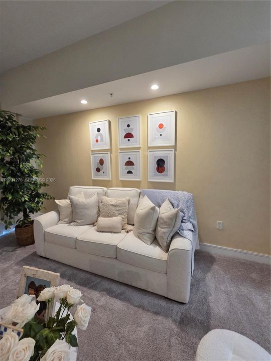 For Sale: $265,000 (1 beds, 2 baths, 1070 Square Feet)