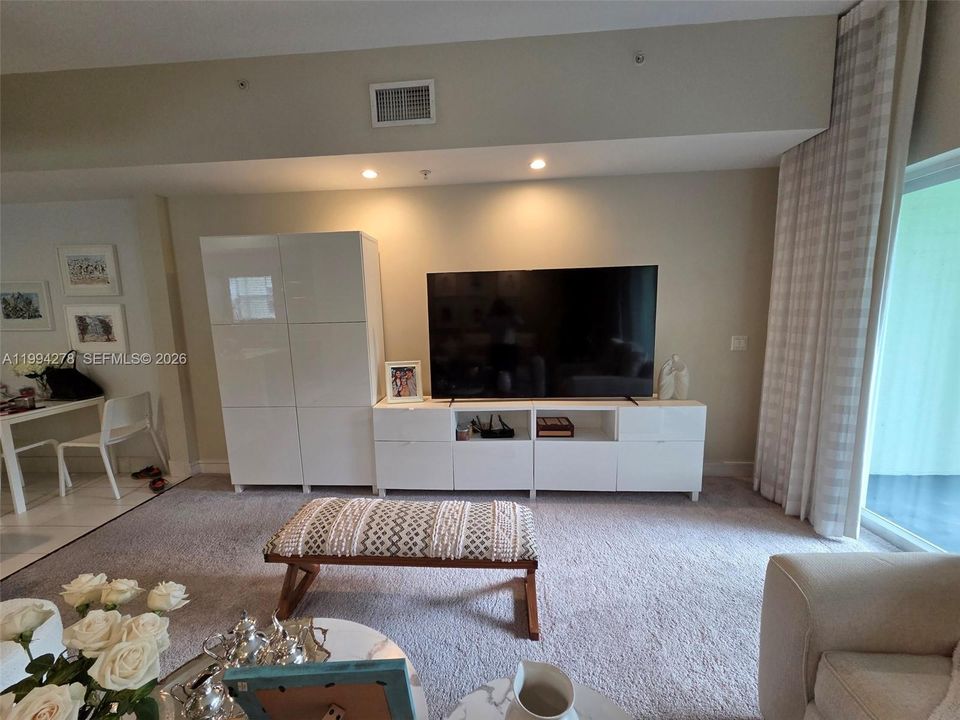 For Sale: $265,000 (1 beds, 2 baths, 1070 Square Feet)