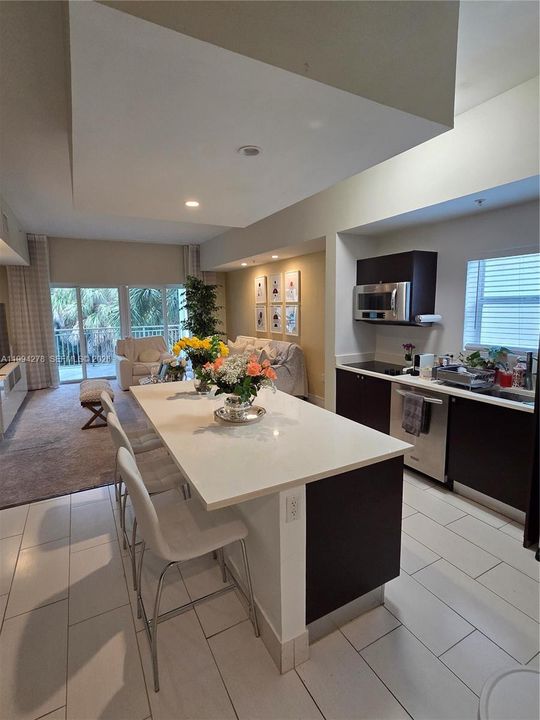 For Sale: $265,000 (1 beds, 2 baths, 1070 Square Feet)