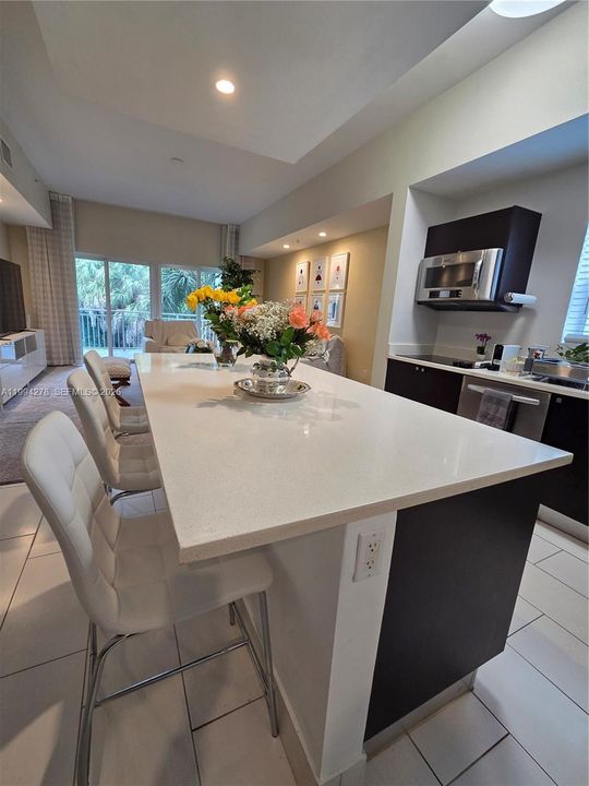 For Sale: $265,000 (1 beds, 2 baths, 1070 Square Feet)