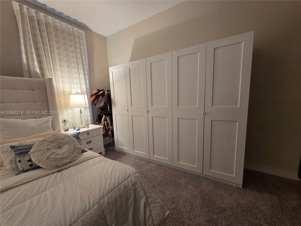 For Sale: $265,000 (1 beds, 2 baths, 1070 Square Feet)