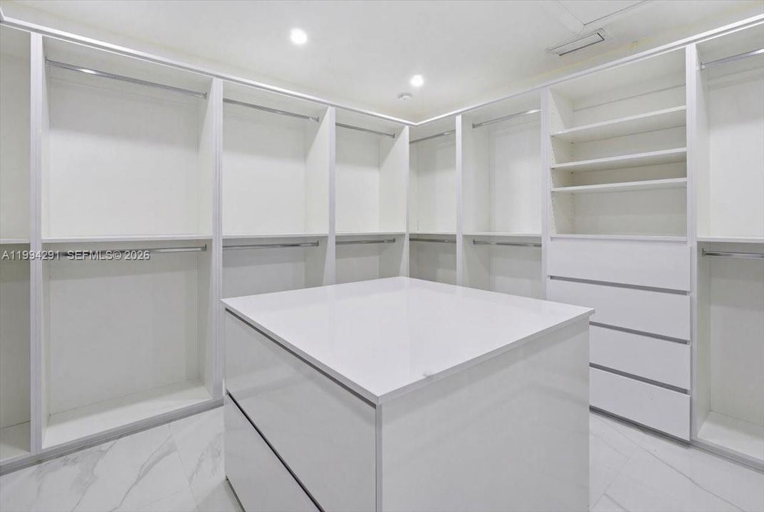 Недавно продано: $960,000 (4 спален, 3 ванн, 2328 Квадратных фут)