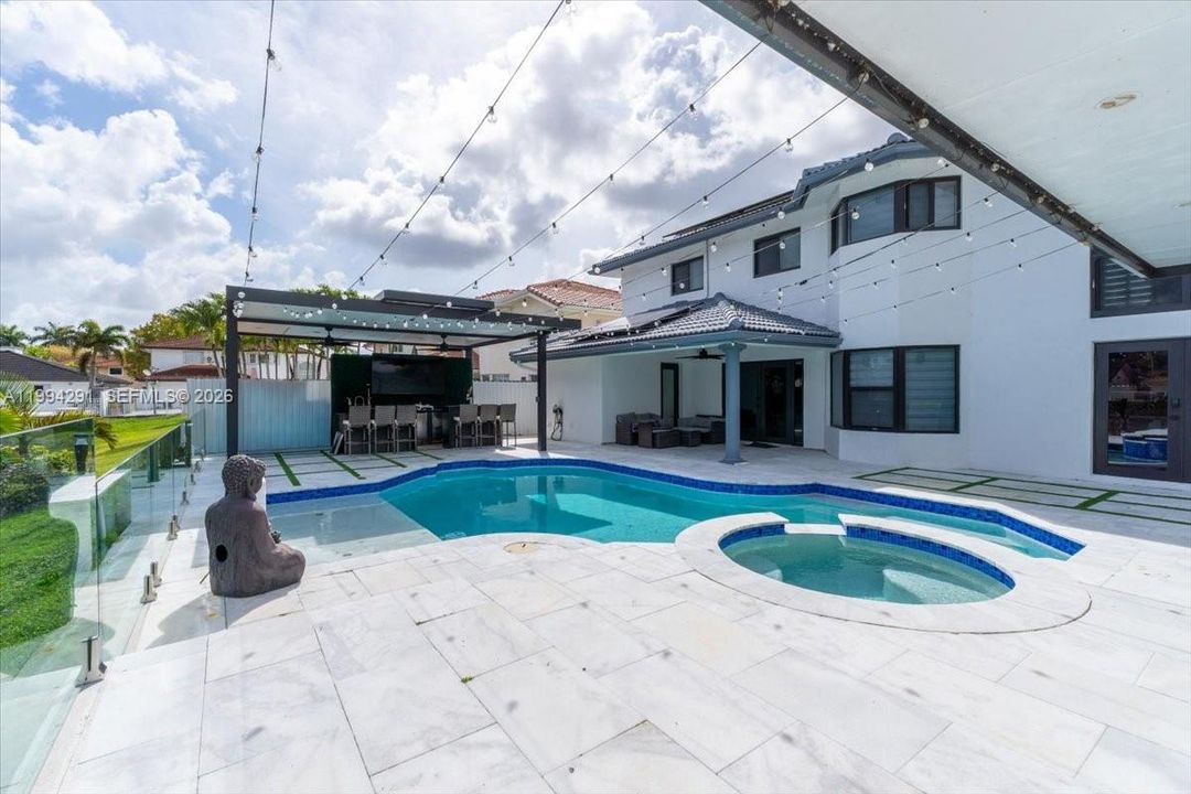 Недавно продано: $960,000 (4 спален, 3 ванн, 2328 Квадратных фут)