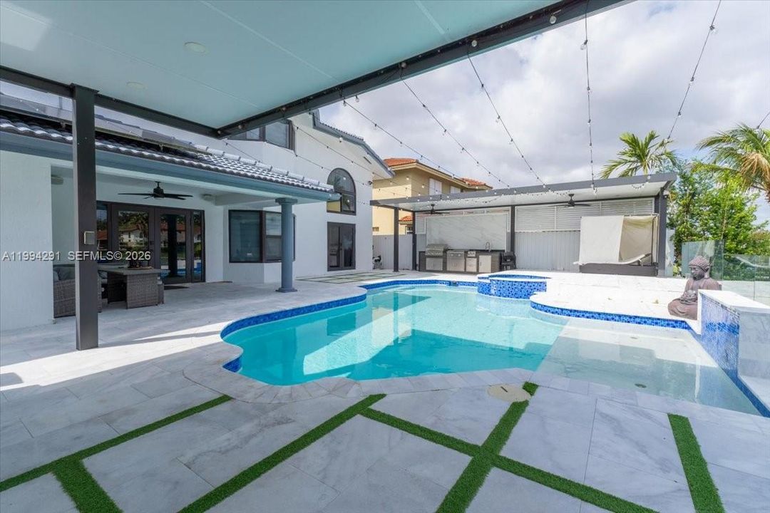 Недавно продано: $960,000 (4 спален, 3 ванн, 2328 Квадратных фут)