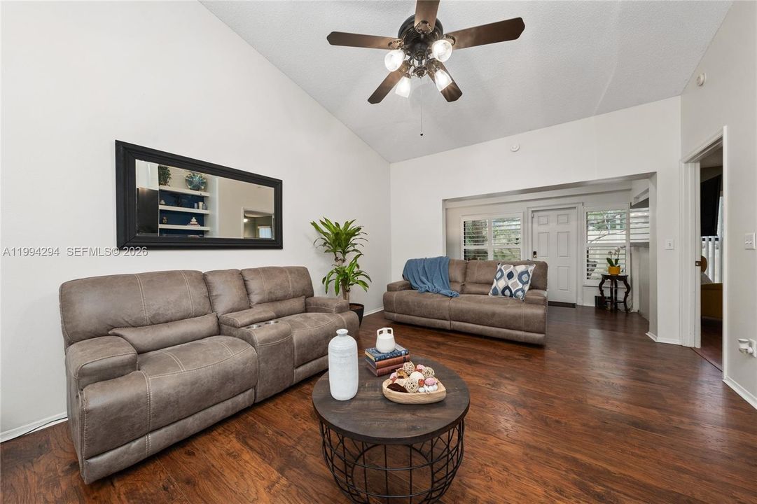 En Venta: $349,999 (3 camas, 2 baños, 0 Pies cuadrados)