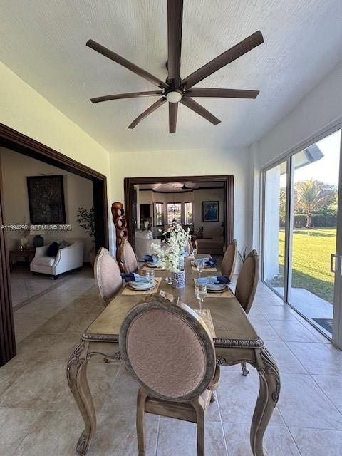En Venta: $1,099,000 (5 camas, 3 baños, 3053 Pies cuadrados)