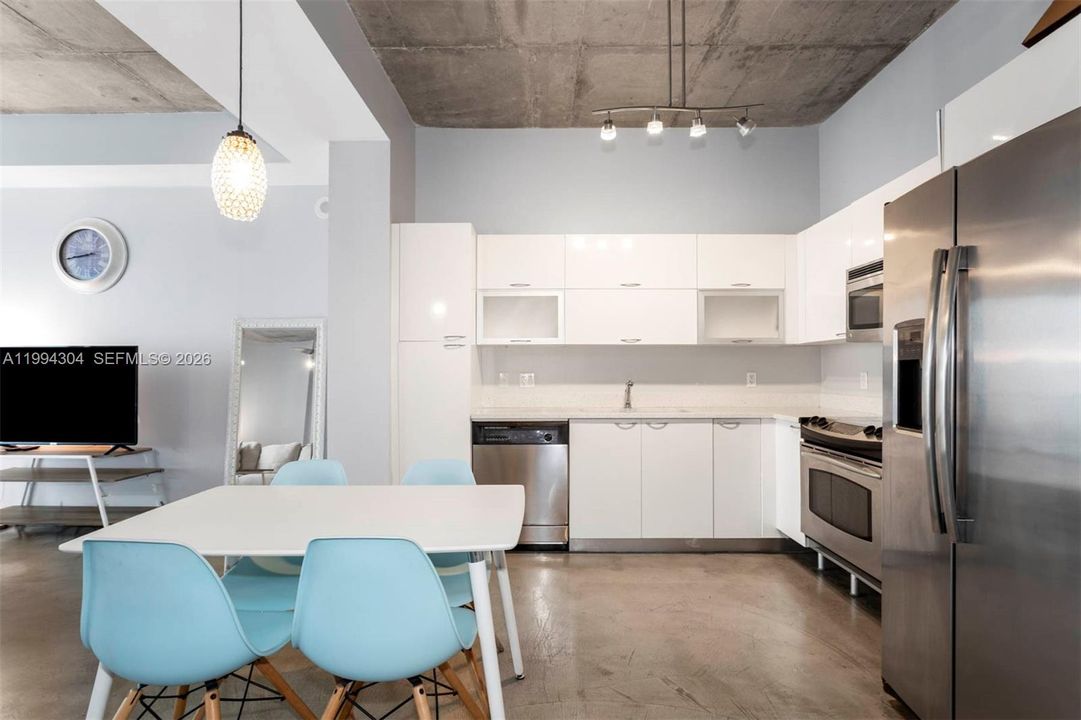 For Sale: $299,000 (1 beds, 1 baths, 738 Square Feet)