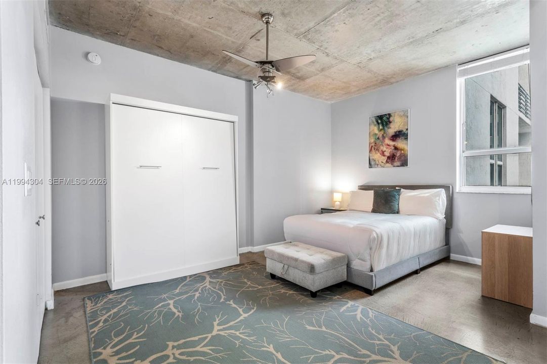 For Sale: $299,000 (1 beds, 1 baths, 738 Square Feet)