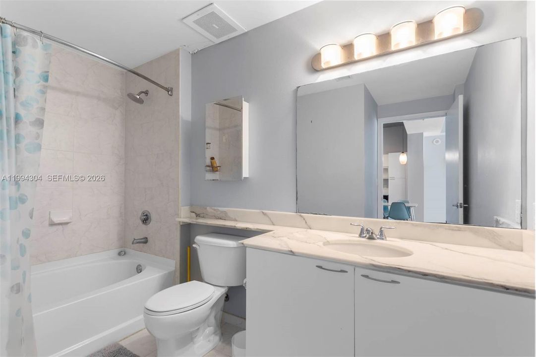 For Sale: $299,000 (1 beds, 1 baths, 738 Square Feet)