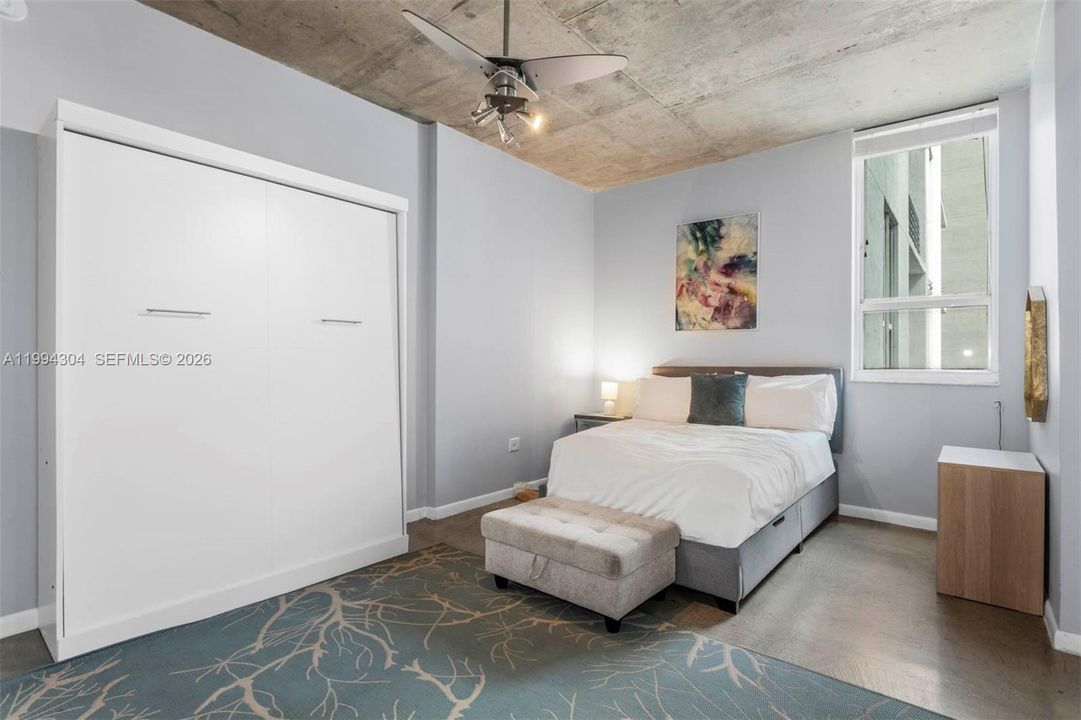 For Sale: $299,000 (1 beds, 1 baths, 738 Square Feet)