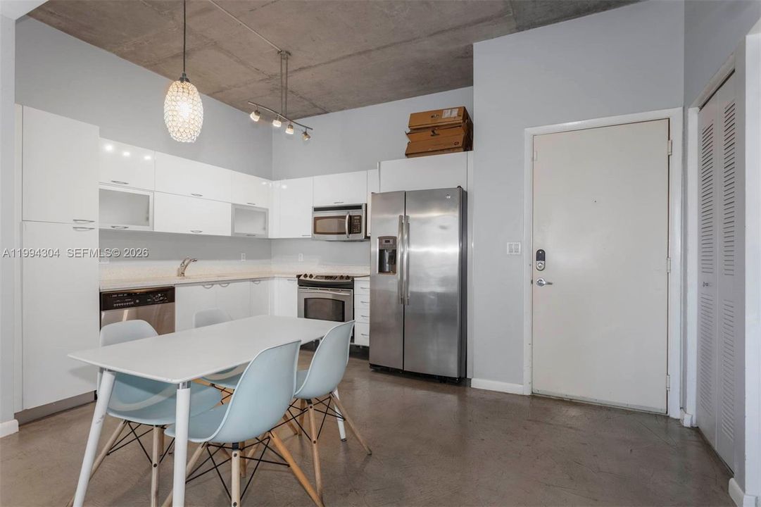 For Sale: $299,000 (1 beds, 1 baths, 738 Square Feet)