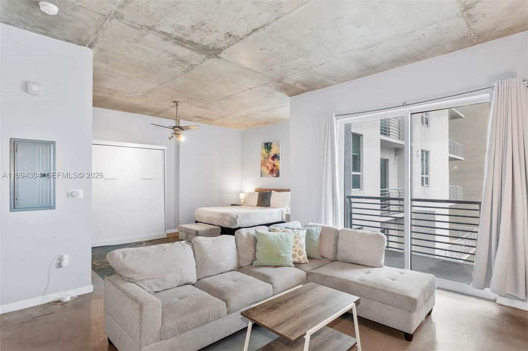 For Sale: $299,000 (1 beds, 1 baths, 738 Square Feet)