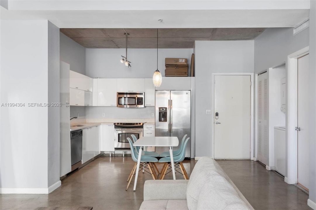 For Sale: $299,000 (1 beds, 1 baths, 738 Square Feet)