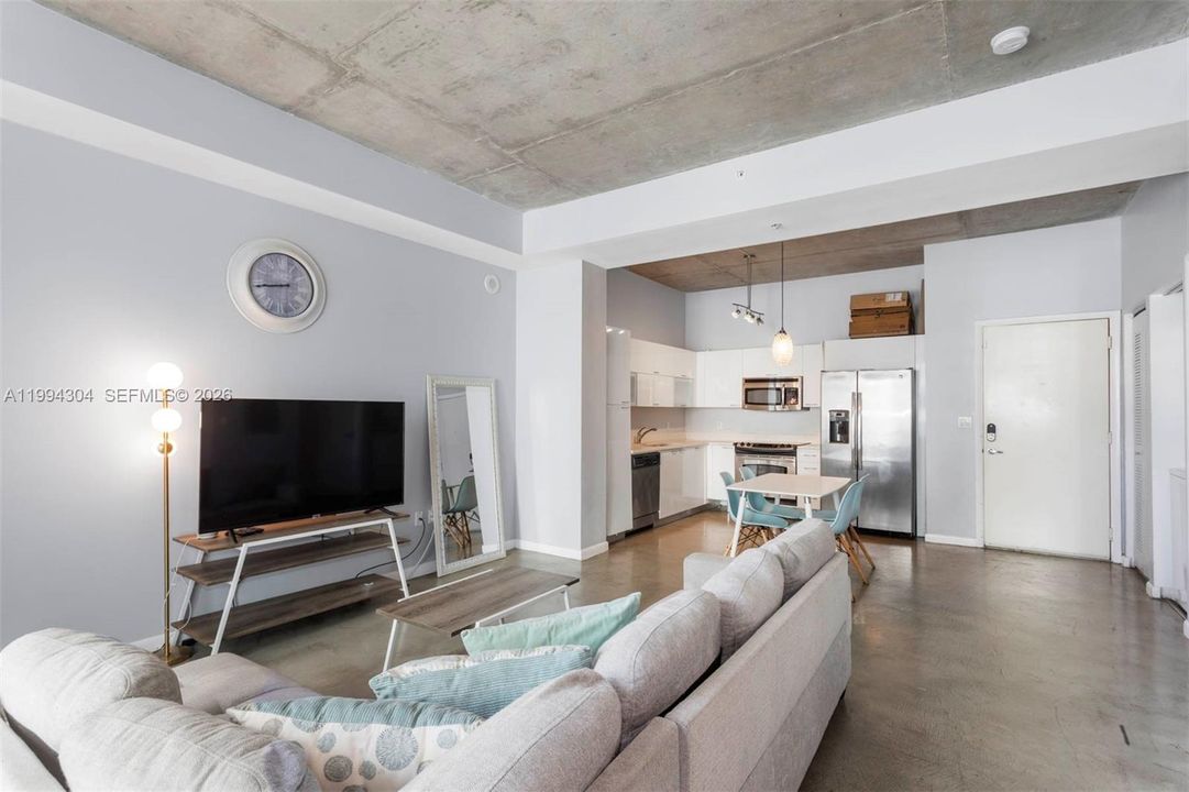 For Sale: $299,000 (1 beds, 1 baths, 738 Square Feet)