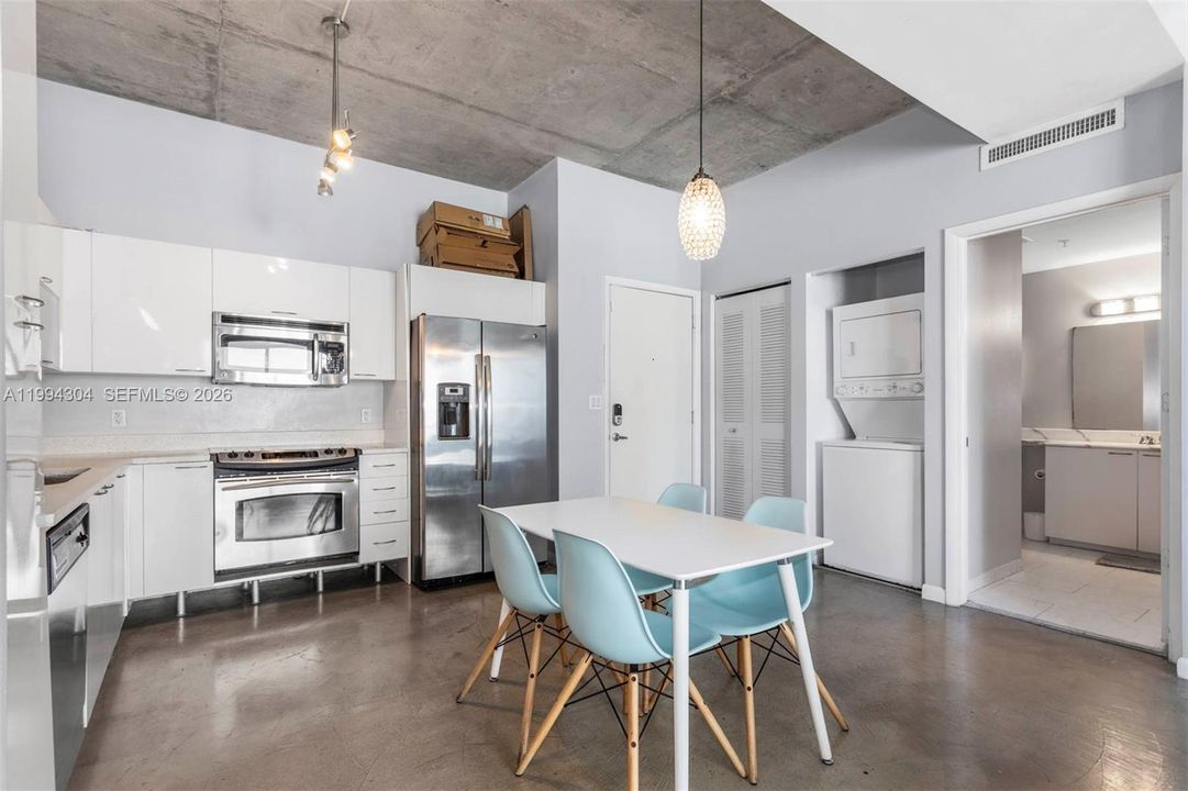 For Sale: $299,000 (1 beds, 1 baths, 738 Square Feet)