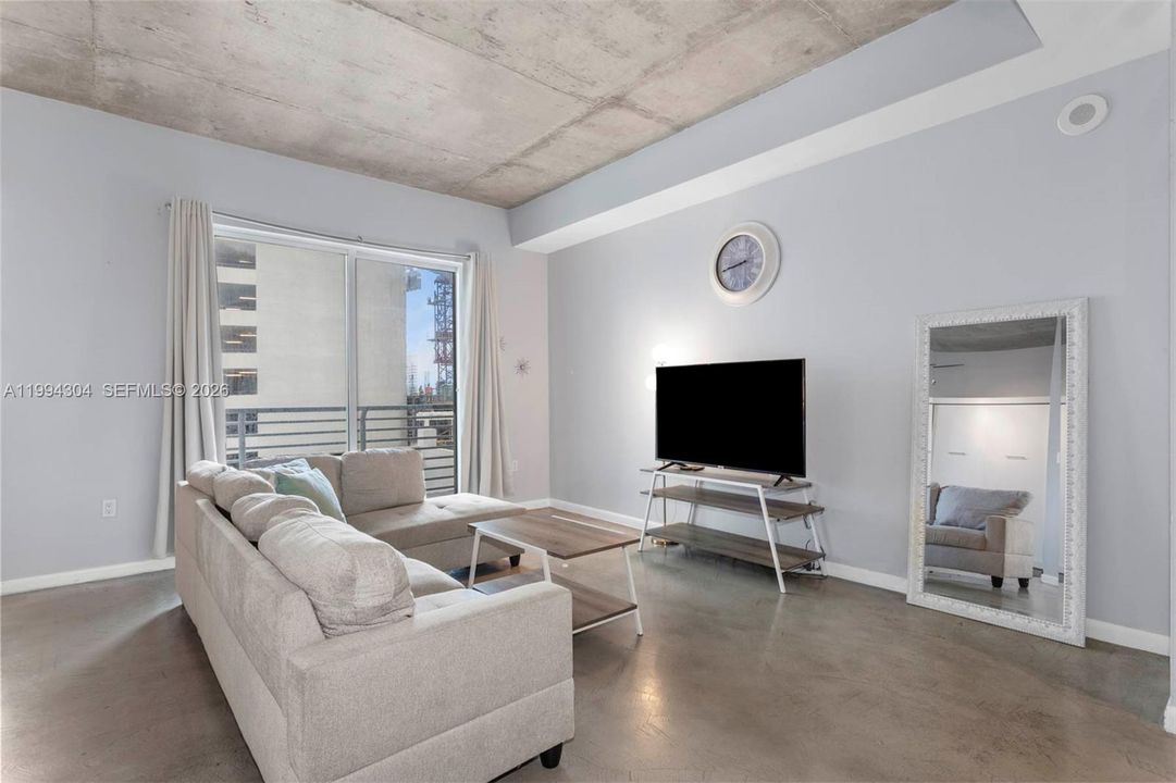 For Sale: $299,000 (1 beds, 1 baths, 738 Square Feet)