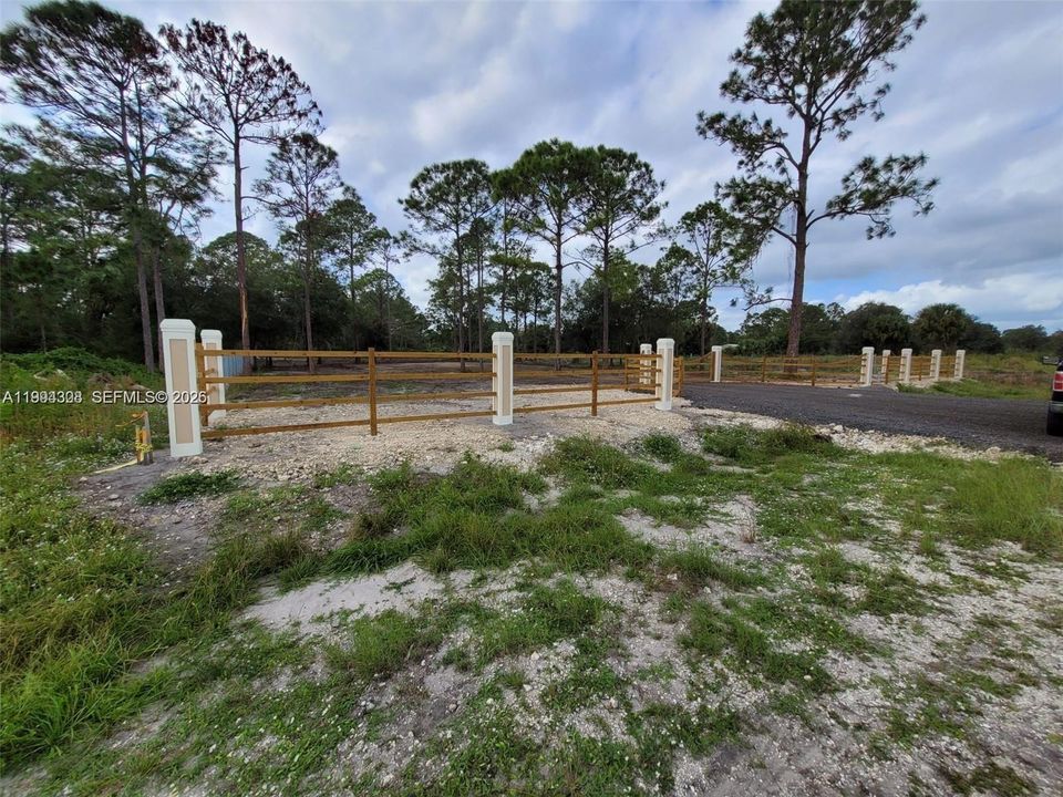 На продажу: $79,900 (1.25 acres)