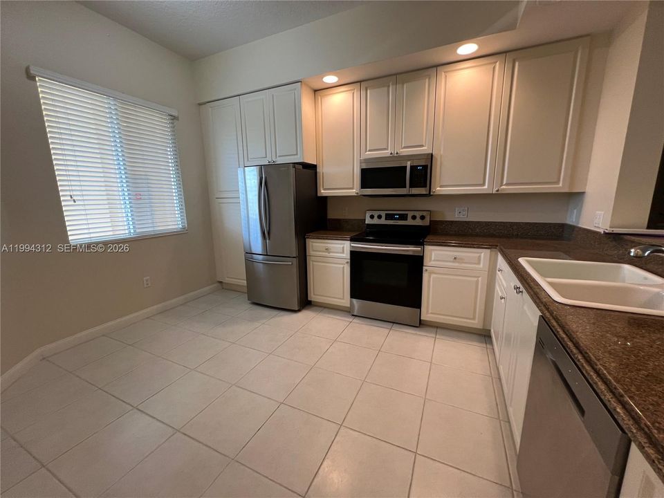 For Rent: $2,500 (2 beds, 2 baths, 1989 Square Feet)