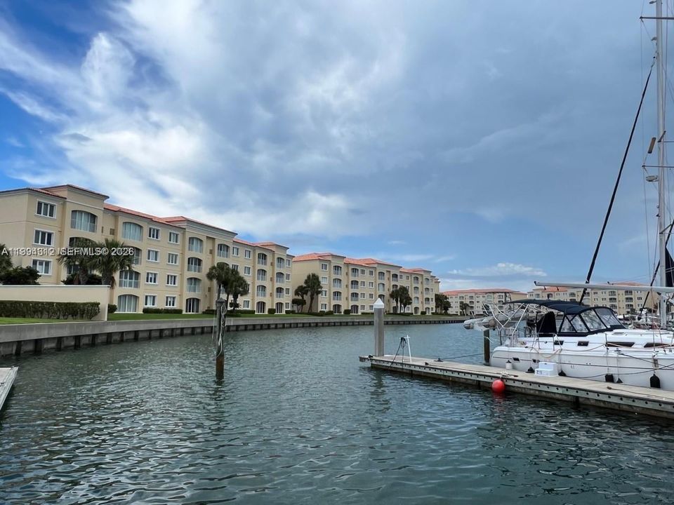 For Rent: $2,500 (2 beds, 2 baths, 1989 Square Feet)