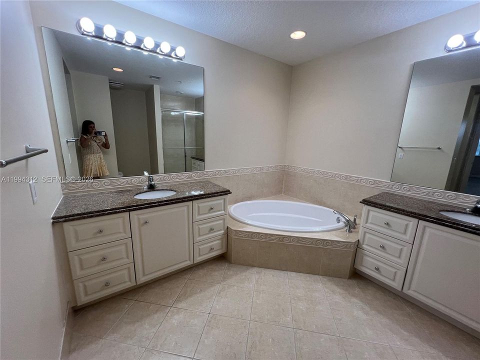 For Rent: $2,500 (2 beds, 2 baths, 1989 Square Feet)