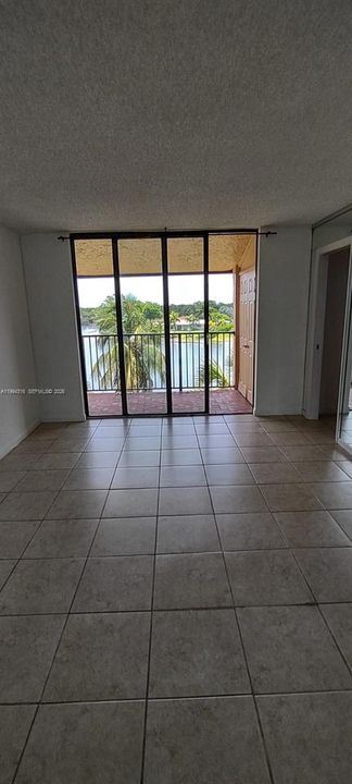 Active With Contract: $230,000 (2 beds, 2 baths, 906 Square Feet)