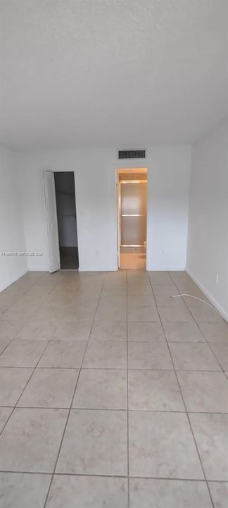 Active With Contract: $230,000 (2 beds, 2 baths, 906 Square Feet)