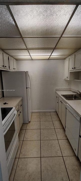 Active With Contract: $230,000 (2 beds, 2 baths, 906 Square Feet)