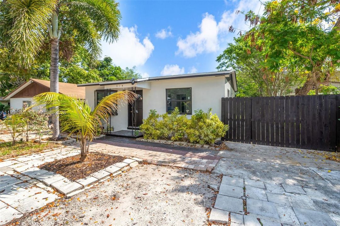 Activo con contrato: $369,000 (2 camas, 1 baños, 945 Pies cuadrados)
