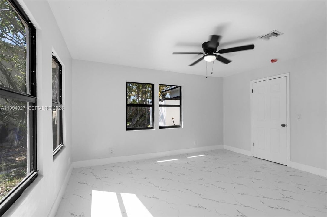 Activo con contrato: $369,000 (2 camas, 1 baños, 945 Pies cuadrados)