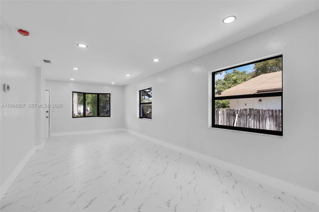 Activo con contrato: $369,000 (2 camas, 1 baños, 945 Pies cuadrados)
