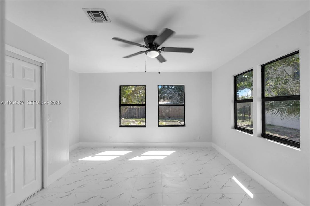 Activo con contrato: $369,000 (2 camas, 1 baños, 945 Pies cuadrados)