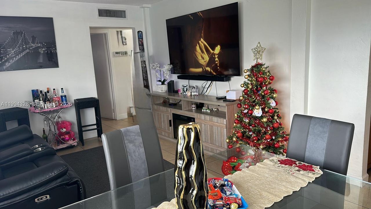 Active With Contract: $2,000 (2 beds, 2 baths, 852 Square Feet)