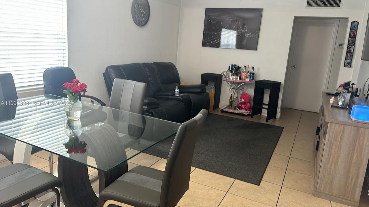 Active With Contract: $2,000 (2 beds, 2 baths, 852 Square Feet)