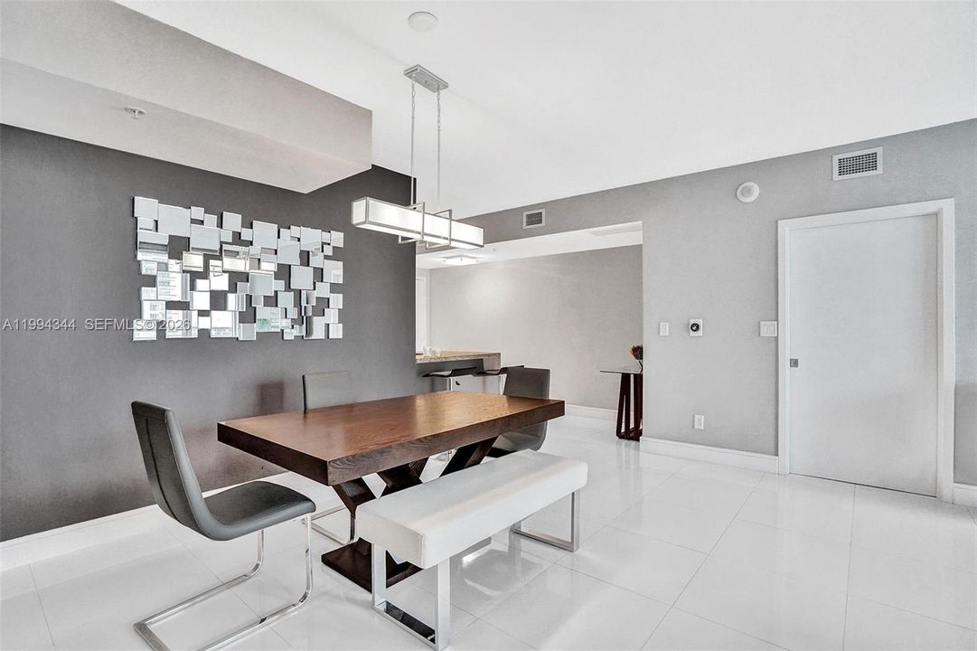 В аренду: $4,900 (2 спален, 2 ванн, 1227 Квадратных фут)