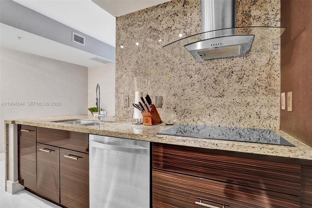 В аренду: $4,900 (2 спален, 2 ванн, 1227 Квадратных фут)