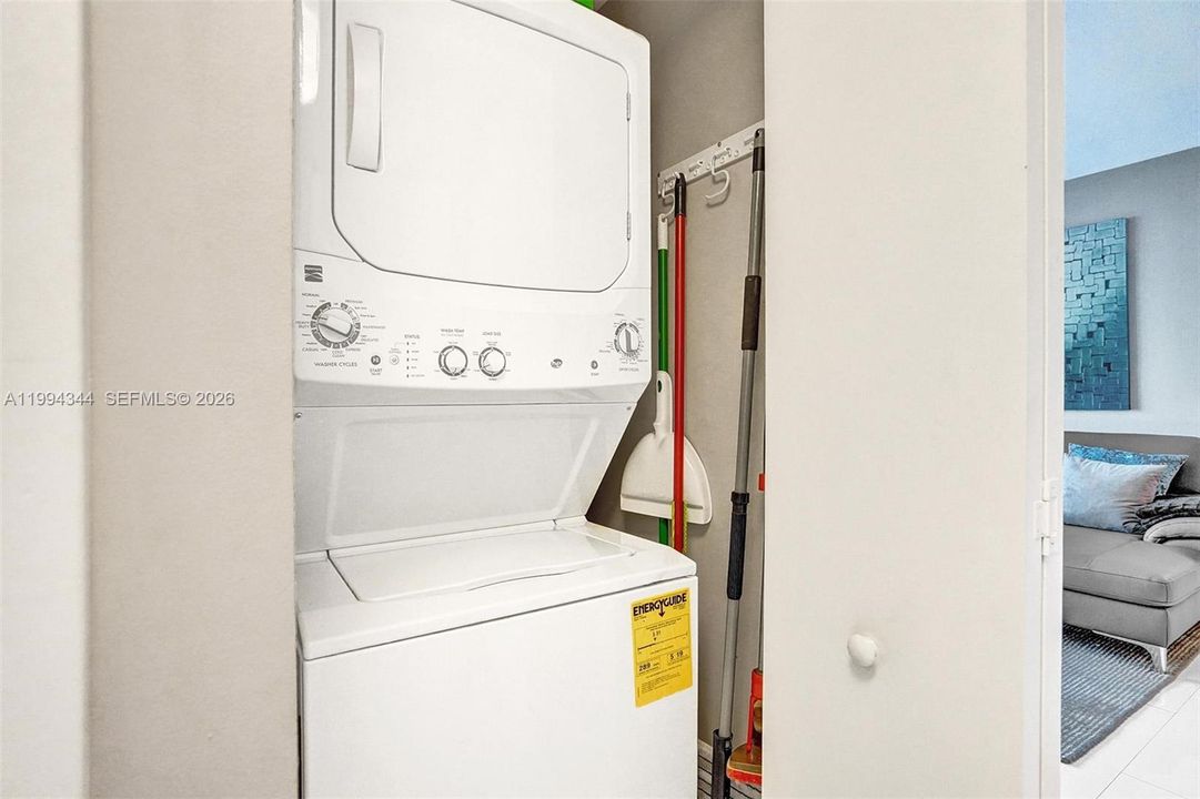 В аренду: $4,900 (2 спален, 2 ванн, 1227 Квадратных фут)