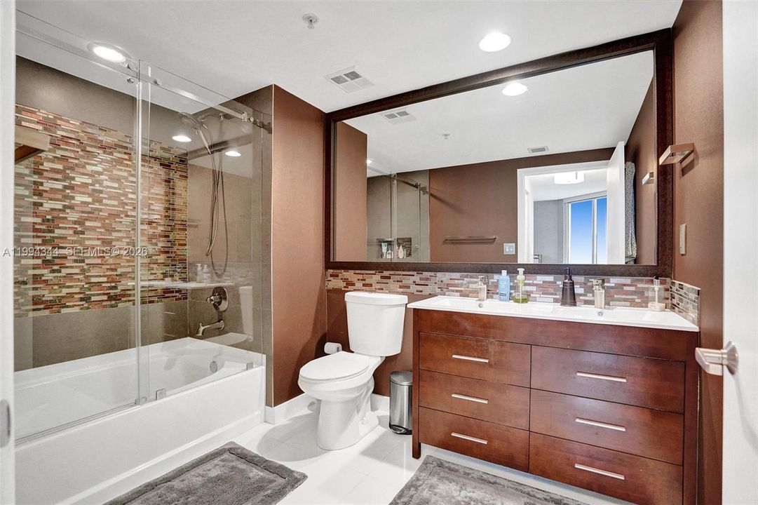 В аренду: $4,900 (2 спален, 2 ванн, 1227 Квадратных фут)