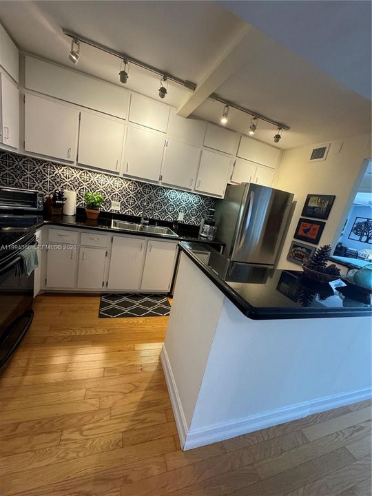 Active With Contract: $530,000 (1 beds, 1 baths, 804 Square Feet)